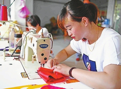 王興義:回鄉(xiāng)創(chuàng)建箱包廠 貧困戶就業(yè)脫貧