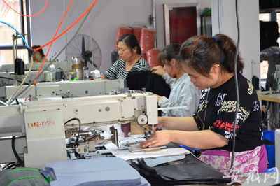 定遠“謀篇布局”助力扶貧攻堅，箱包銷售助10余萬人摘“貧困帽”