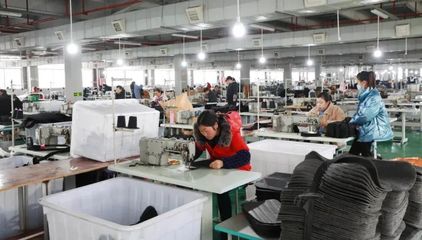 大龍新市民 就業有助、創業有路、致富有方的箱包加工新篇章